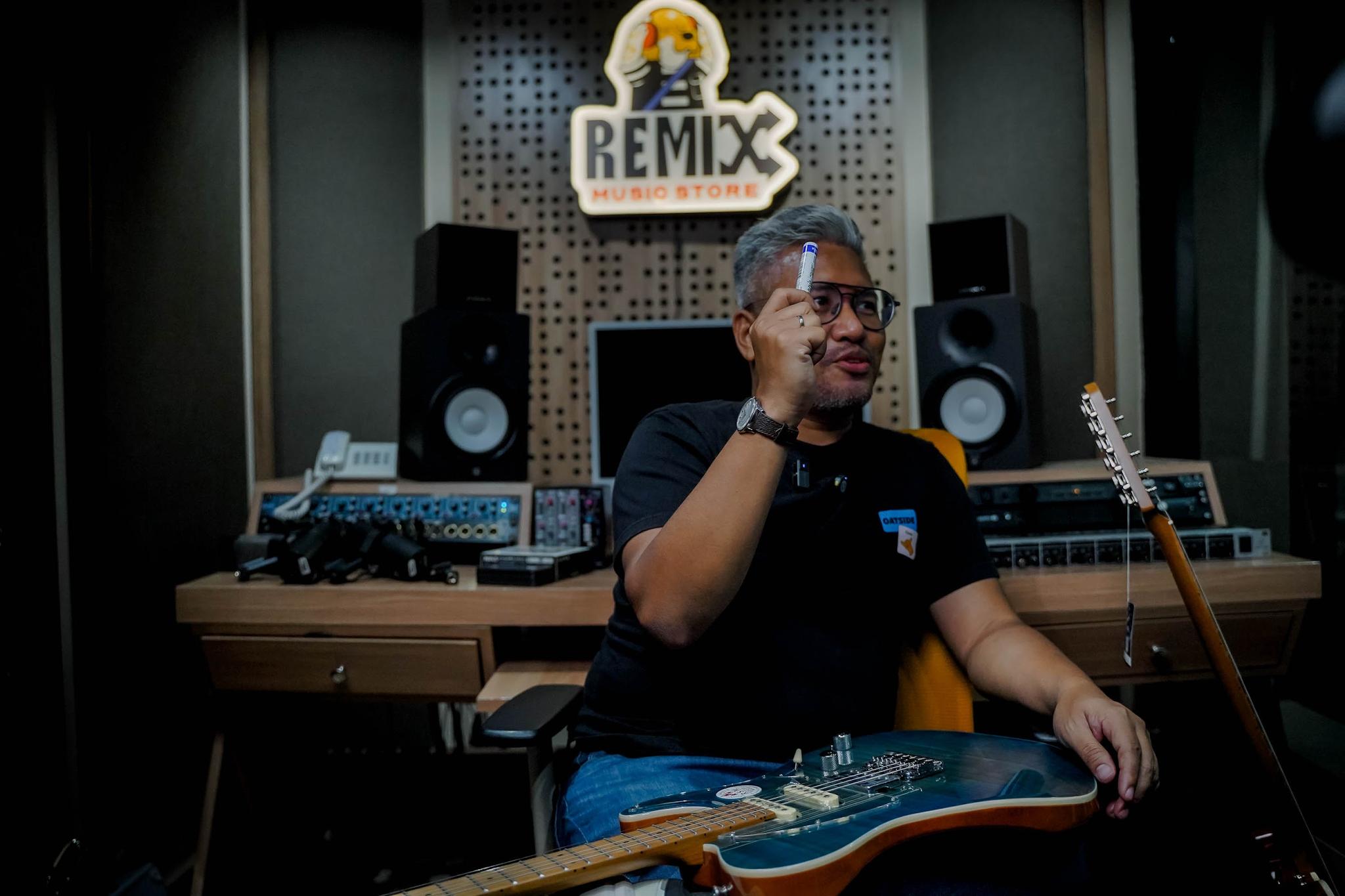 Andre Dinuth Tanda Tangani 6 Gitar di REMIX, 5 Bernomor untuk Pelanggan